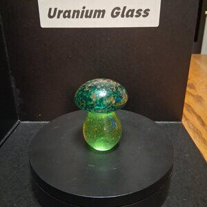 🍄 Uranium Art Glass Mushroom – UV Reactive Glow